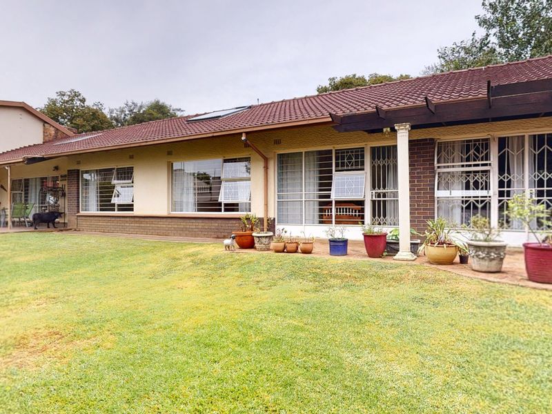 Five-Bedroom Family Home with Exceptional Space & Light - Photo 3