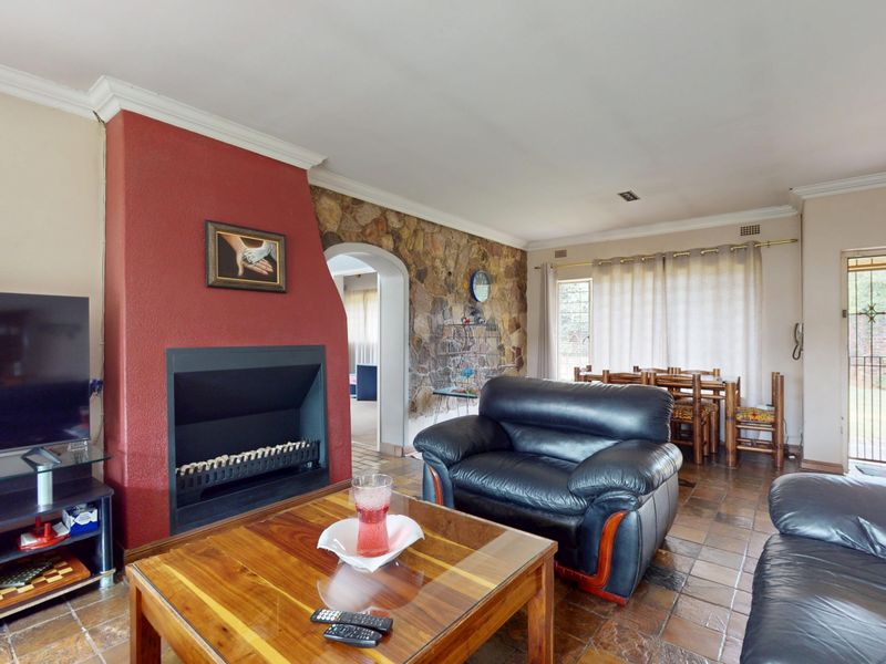 Five-Bedroom Family Home with Exceptional Space & Light - Photo 6