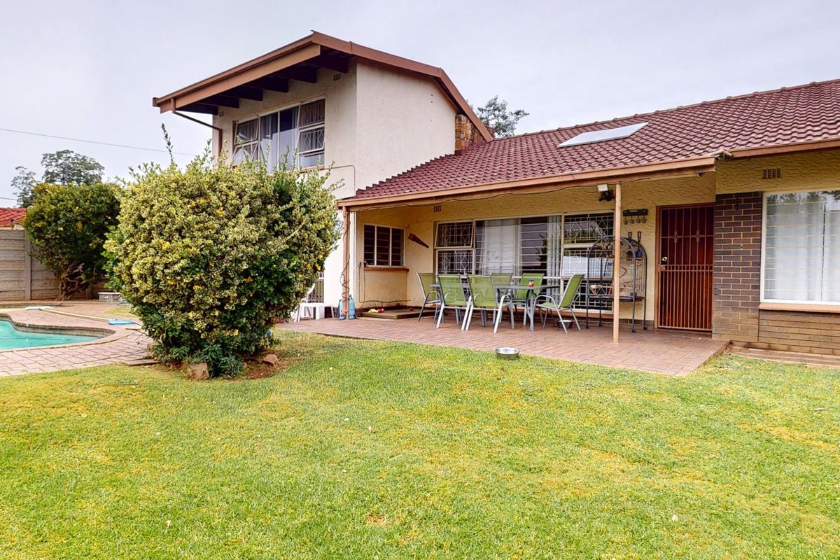 Five-Bedroom Family Home with Exceptional Space & Light - Photo 4