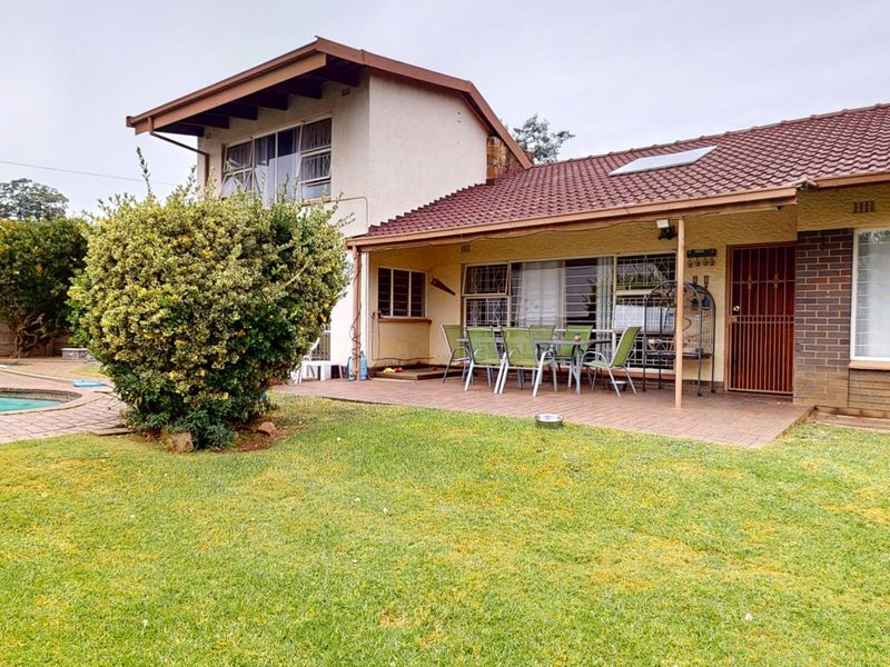 Five-Bedroom Family Home with Exceptional Space & Light - Photo 4