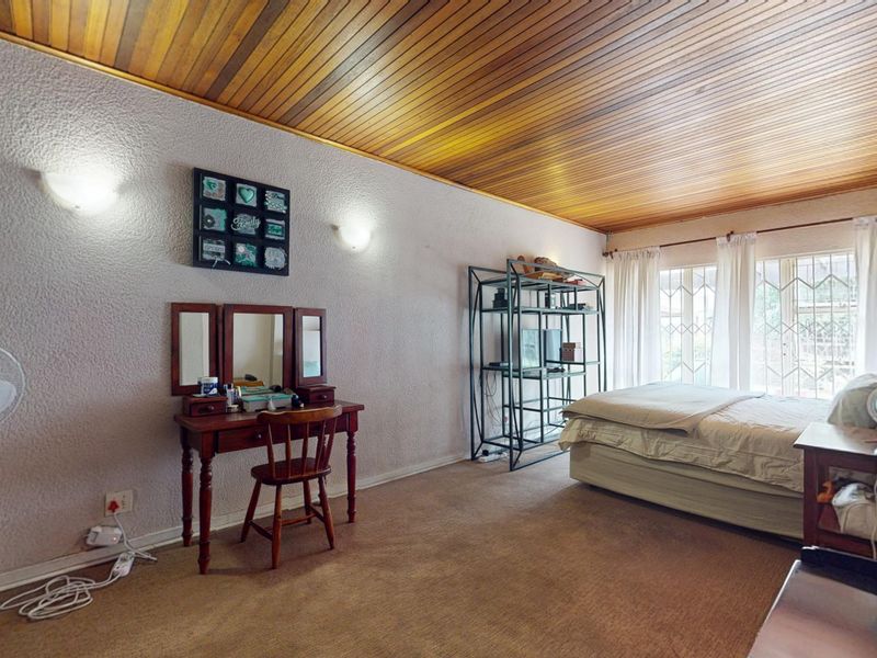 Spacious 5-Bedroom Family Home with Study, Loft & Entertainment Area - Photo 10