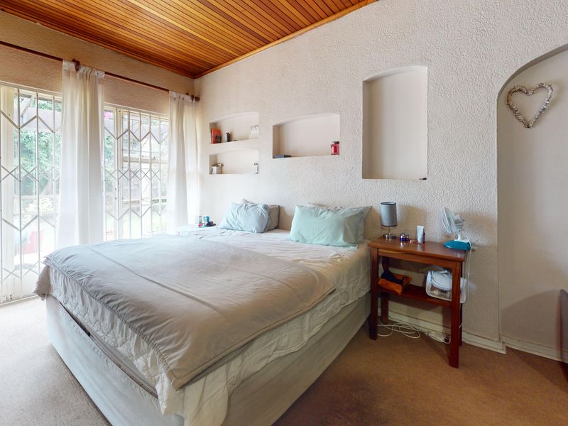 Spacious 5-Bedroom Family Home with Study, Loft & Entertainment Area - Photo 9