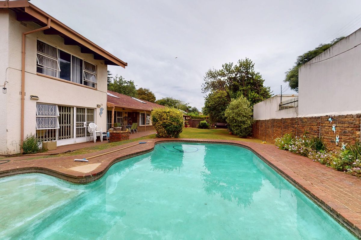 Five-Bedroom Family Home with Exceptional Space & Light - Photo 2