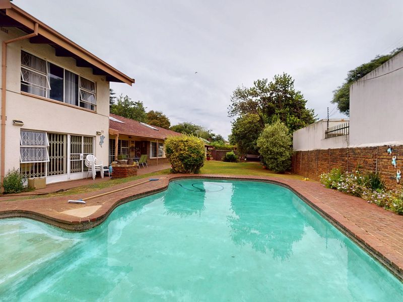 Five-Bedroom Family Home with Exceptional Space & Light - Photo 2