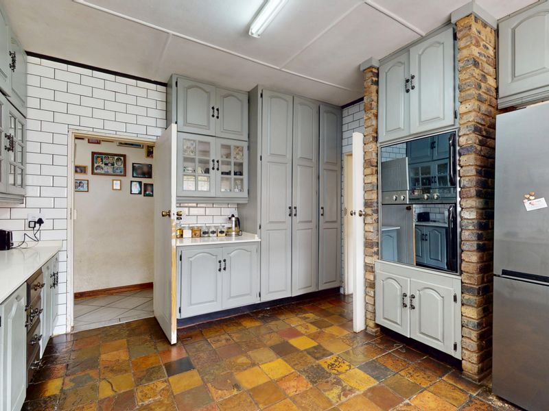 Five-Bedroom Family Home with Exceptional Space & Light - Photo 9