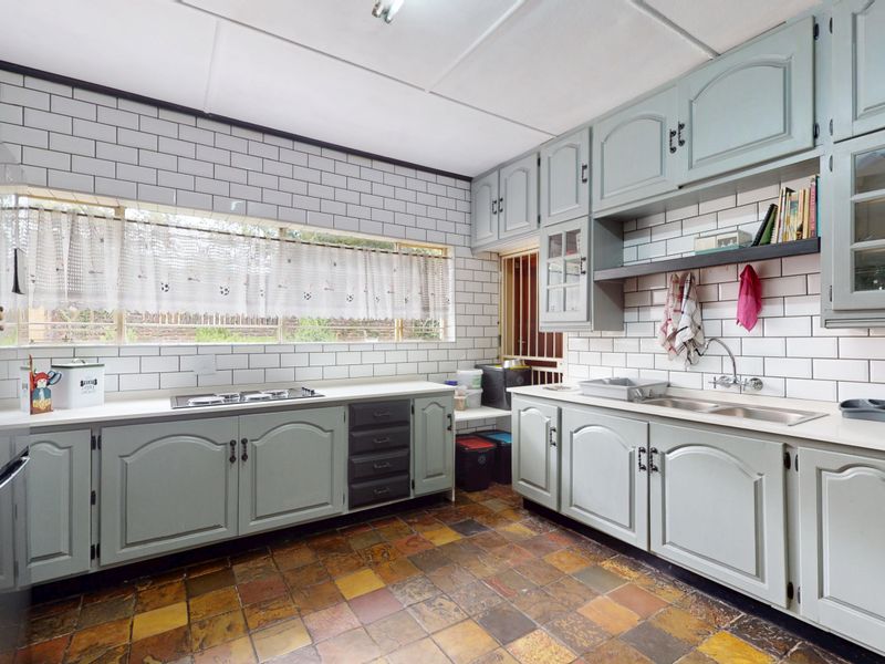 Five-Bedroom Family Home with Exceptional Space & Light - Photo 8