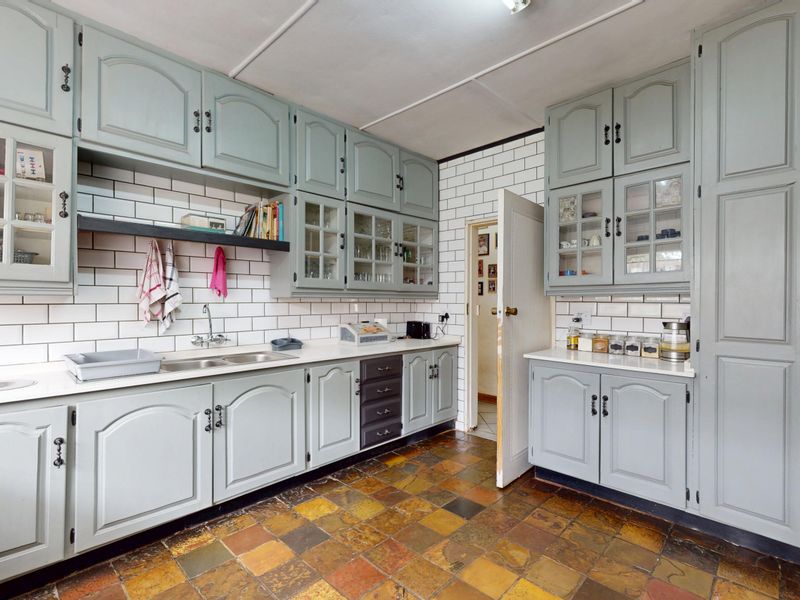 Five-Bedroom Family Home with Exceptional Space & Light - Photo 10