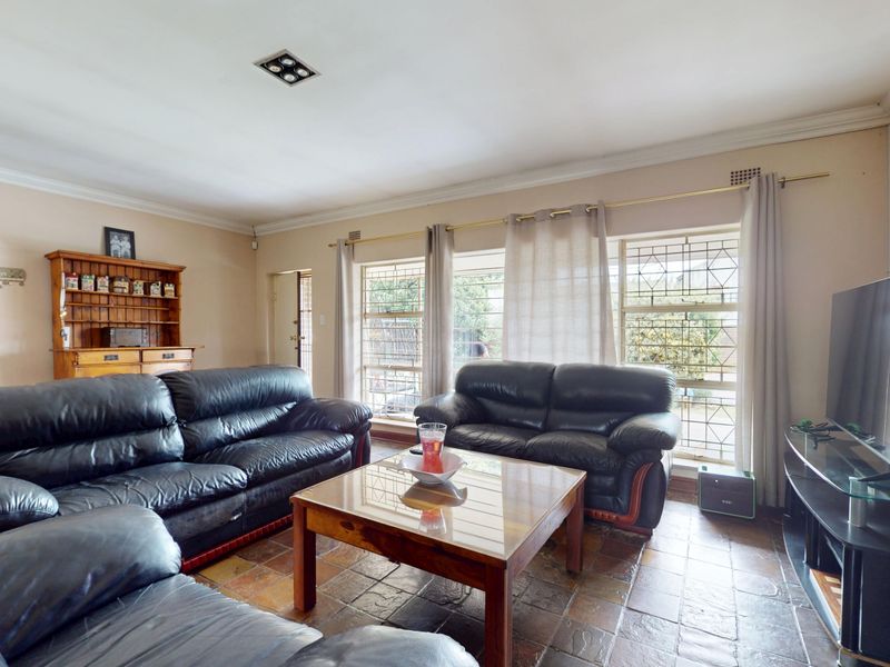 Five-Bedroom Family Home with Exceptional Space & Light - Photo 7