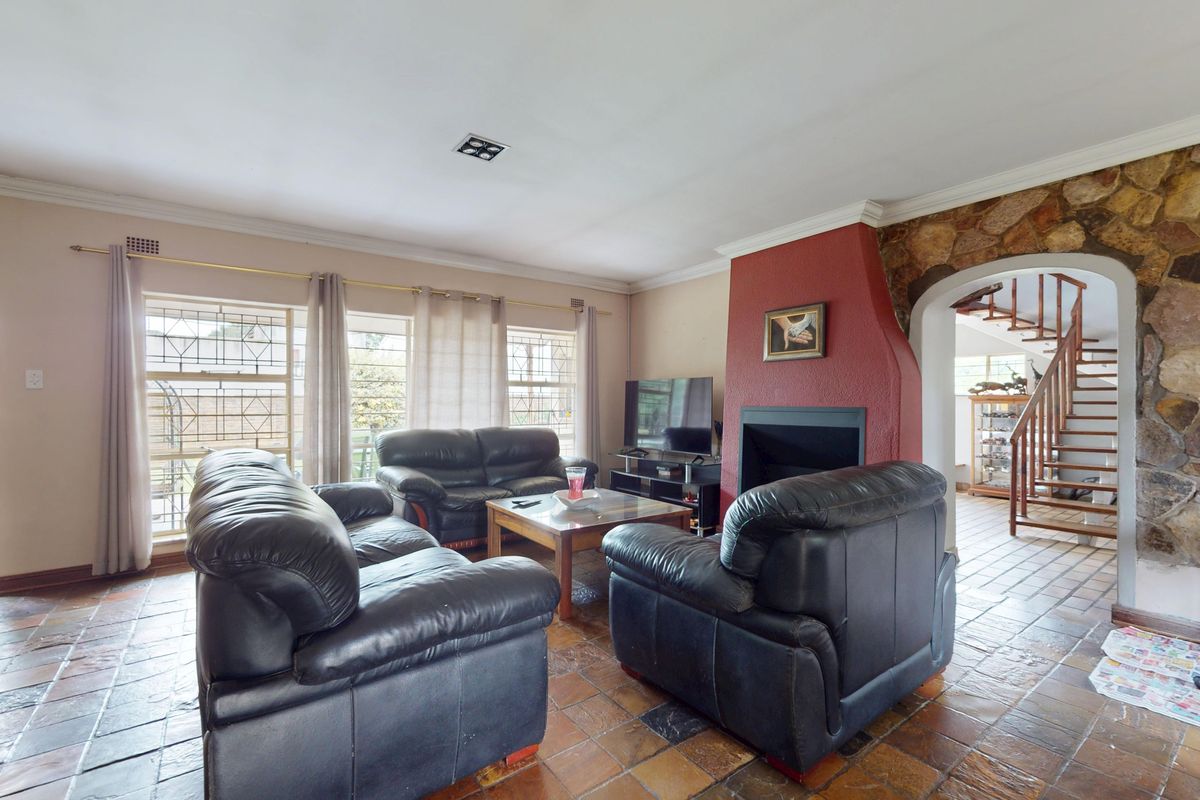 Five-Bedroom Family Home with Exceptional Space & Light - Photo 5