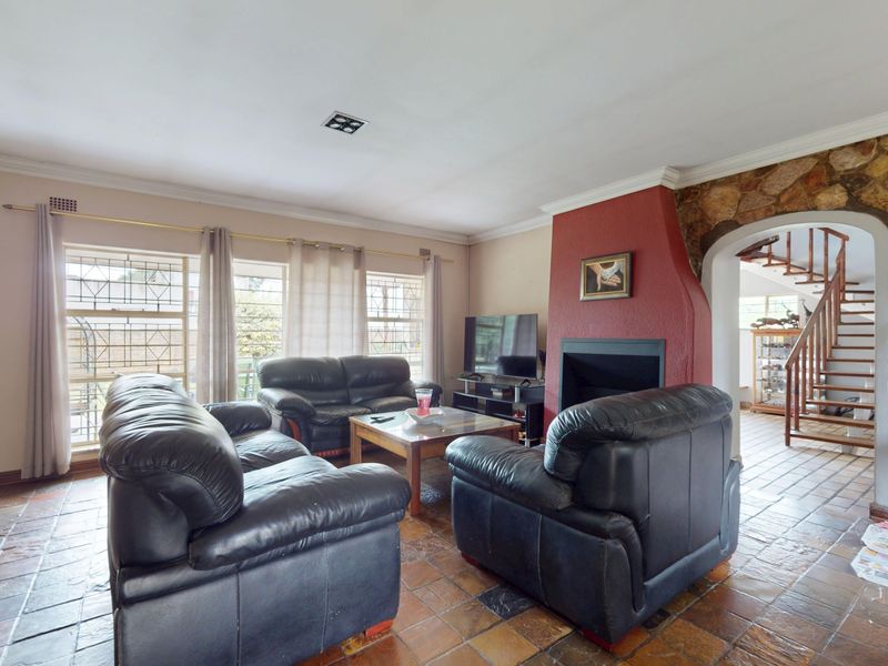 Five-Bedroom Family Home with Exceptional Space & Light - Photo 5