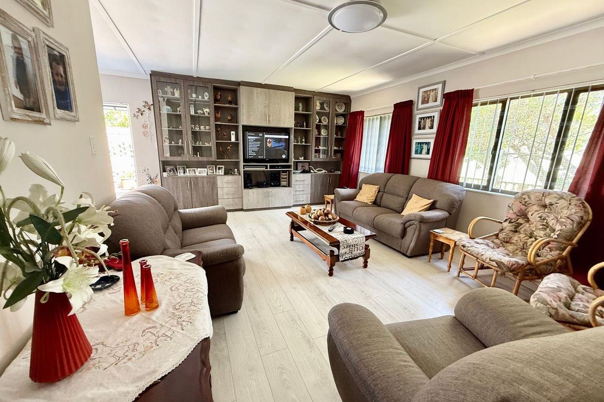 Stylish Low-Maintenance Home in Sought-After Stilbaai Harbour - Photo 4