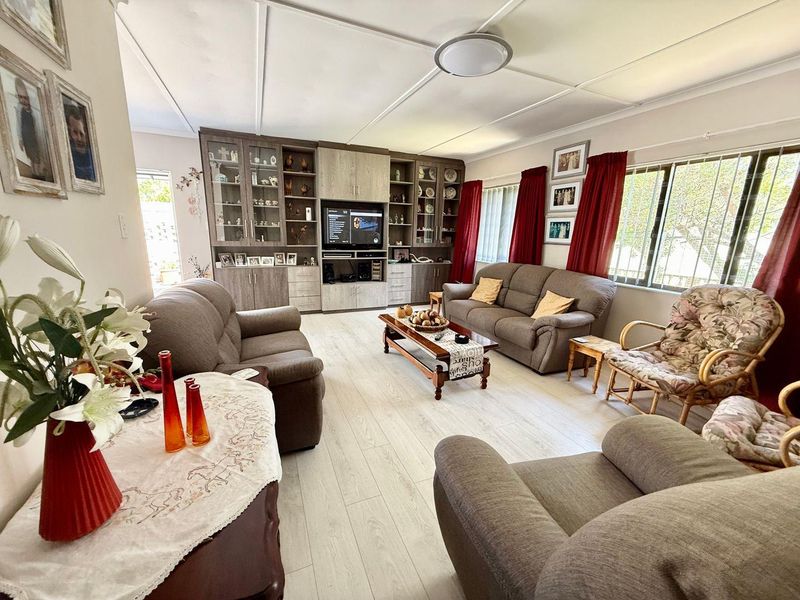 Stylish Low-Maintenance Home in Sought-After Stilbaai Harbour - Photo 4