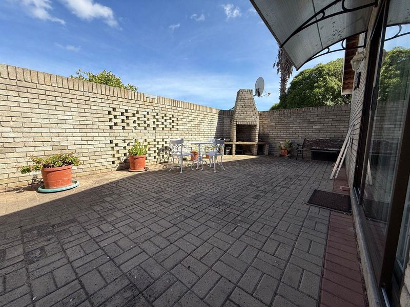 Stylish Low-Maintenance Home in Sought-After Stilbaai Harbour - Photo 8