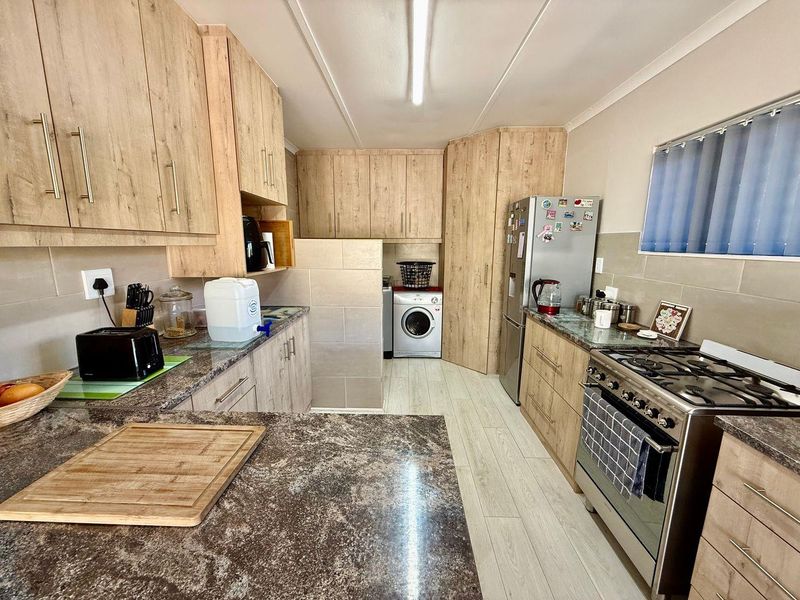 Stylish Low-Maintenance Home in Sought-After Stilbaai Harbour - Photo 7