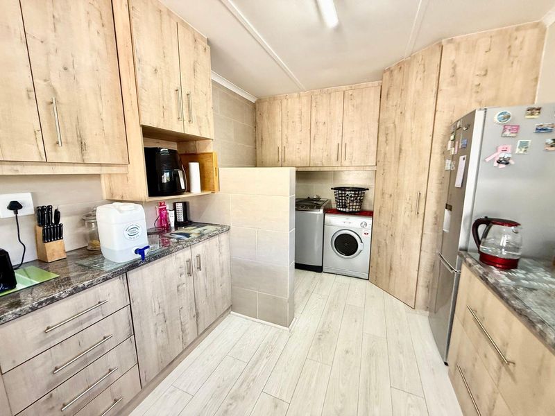 Stylish Low-Maintenance Home in Sought-After Stilbaai Harbour - Photo 6