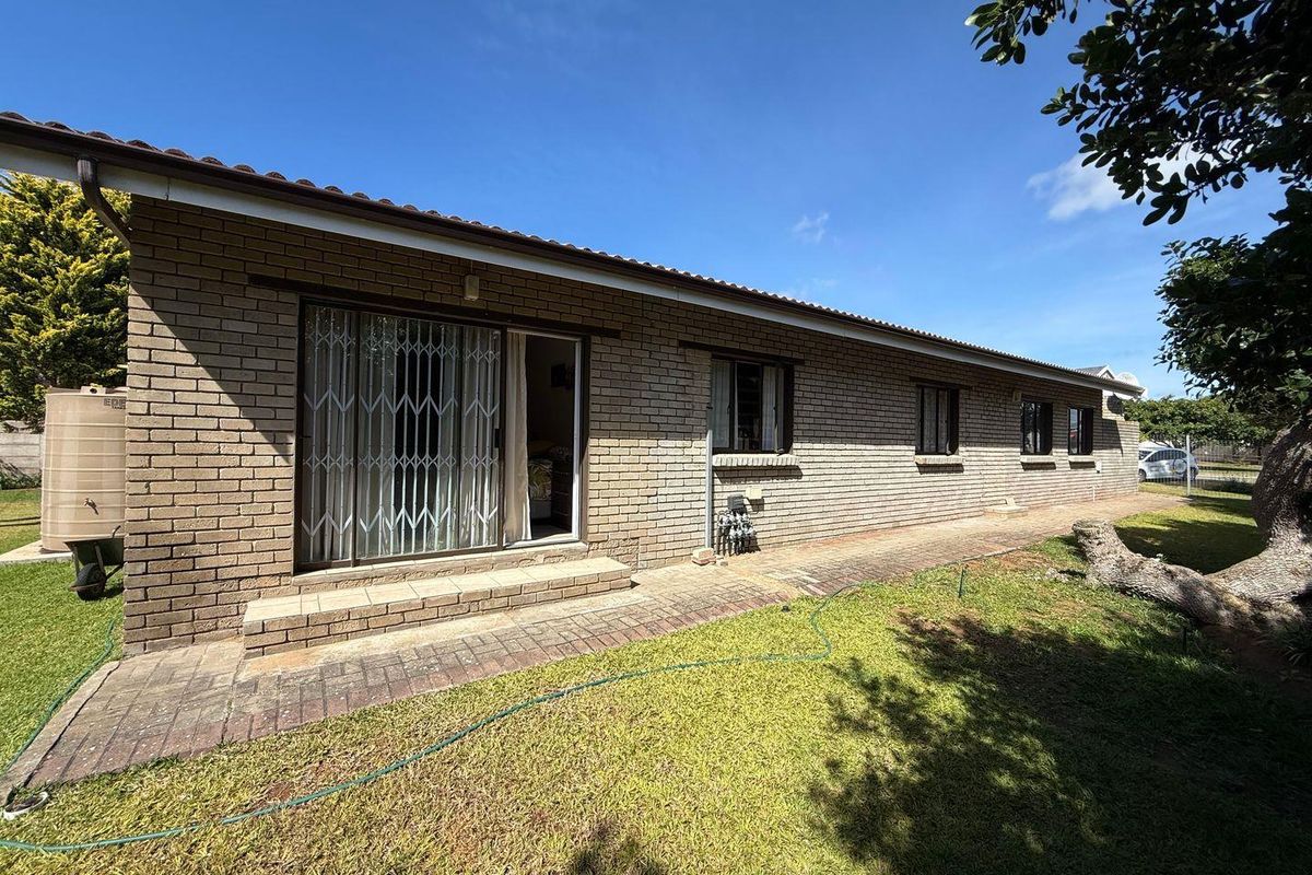 Stylish Low-Maintenance Home in Sought-After Stilbaai Harbour - Photo 2