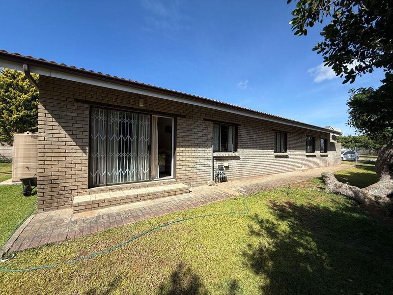 Stylish Low-Maintenance Home in Sought-After Stilbaai Harbour - Photo 2