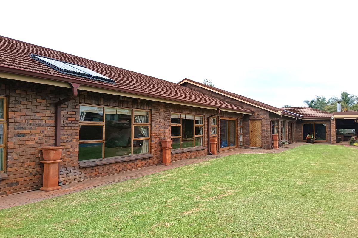 One-of-a-Kind Luxury Estate | Grand Family Home on 2,008m2 Erf | Kenleaf - Photo 3