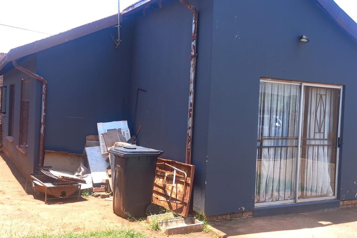 Elegant and Spacious Three-Bedroom Home in a Prime Location!!! - Photo 3