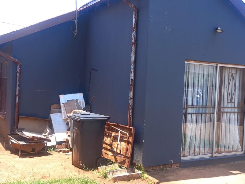 Elegant and Spacious Three-Bedroom Home in a Prime Location!!! - Photo 3