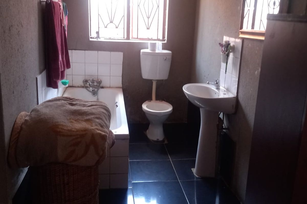 Elegant and Spacious Three-Bedroom Home in a Prime Location!!! - Photo 5