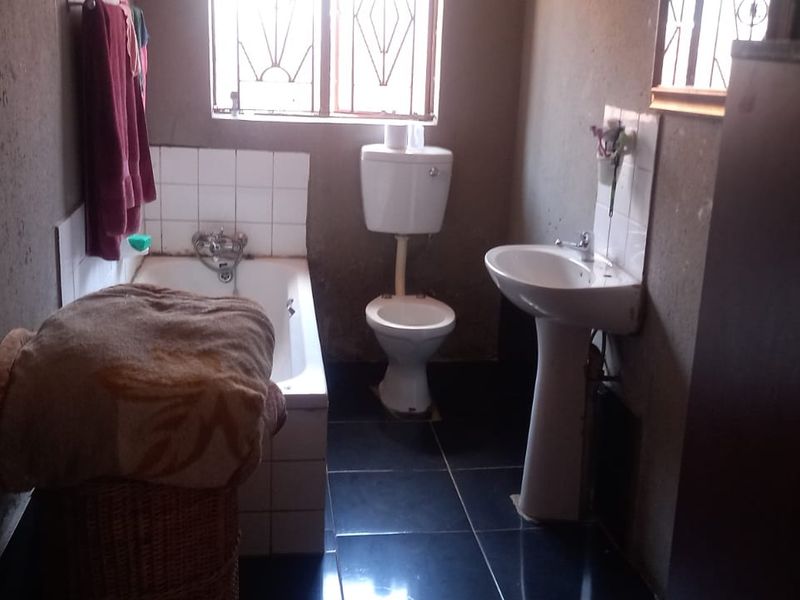 Elegant and Spacious Three-Bedroom Home in a Prime Location!!! - Photo 5