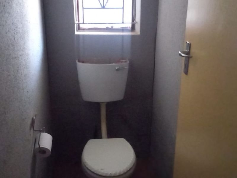 Elegant and Spacious Three-Bedroom Home in a Prime Location!!! - Photo 7