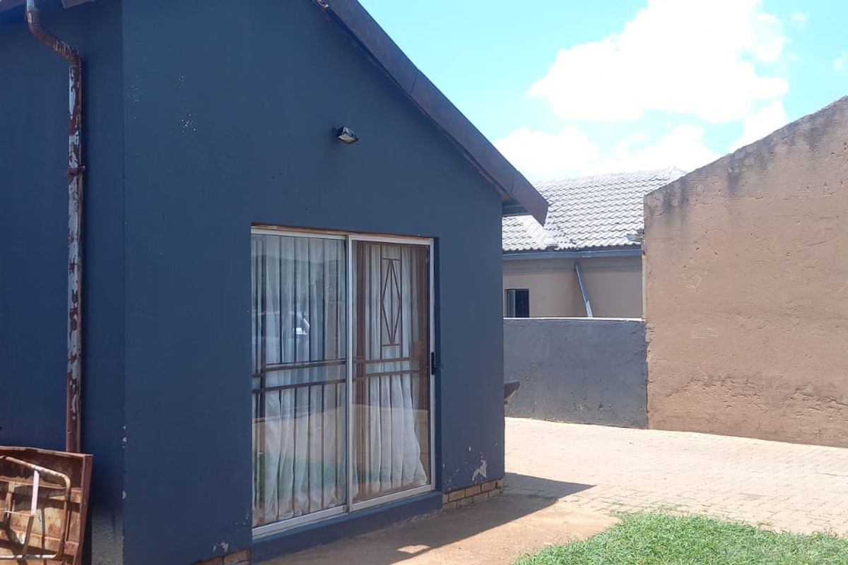 Elegant and Spacious Three-Bedroom Home in a Prime Location!!! - Photo 2