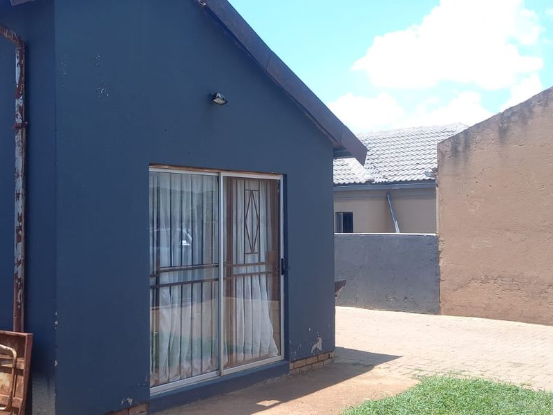 Elegant and Spacious Three-Bedroom Home in a Prime Location!!! - Photo 2