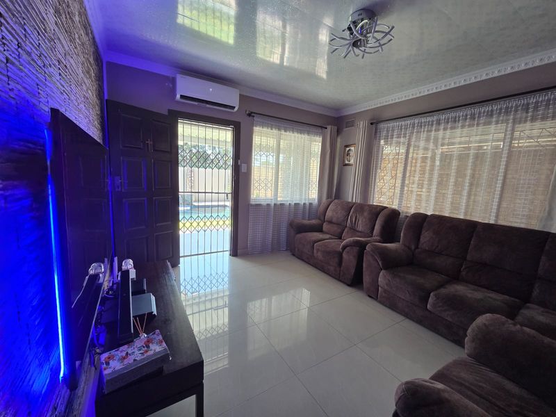 Refined Living In The Heart Of Merebank: A Touch Of Class - Photo 2