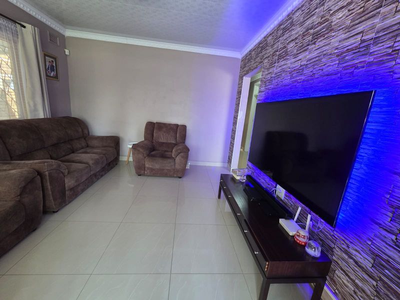 Refined Living In The Heart Of Merebank: A Touch Of Class - Photo 4