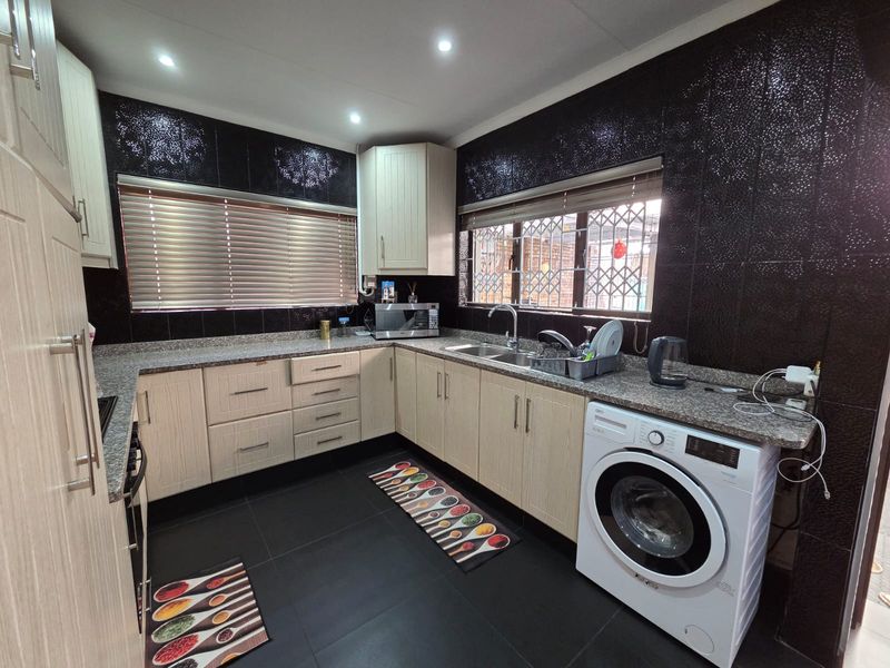 Refined Living In The Heart Of Merebank: A Touch Of Class - Photo 8