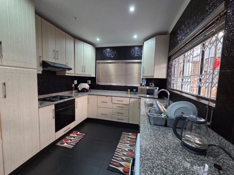 Refined Living In The Heart Of Merebank: A Touch Of Class - Photo 7