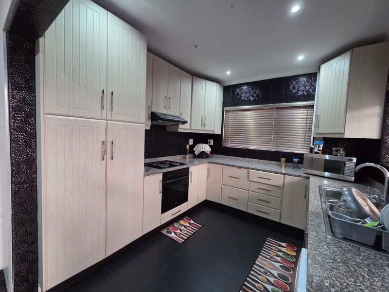 Refined Living In The Heart Of Merebank: A Touch Of Class - Photo 6