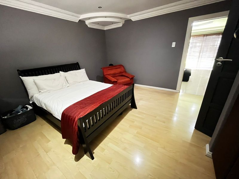 Stunning Family Home in Sought-After Mountain Rise - Photo 9