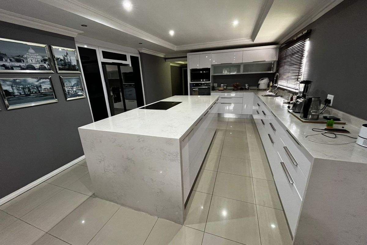 Stunning Family Home in Sought-After Mountain Rise - Photo 5