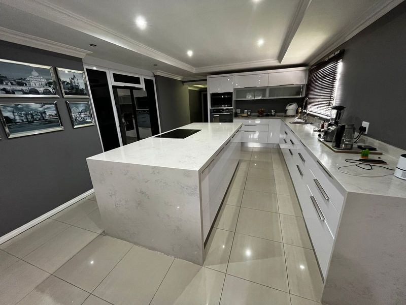 Stunning Family Home in Sought-After Mountain Rise - Photo 5