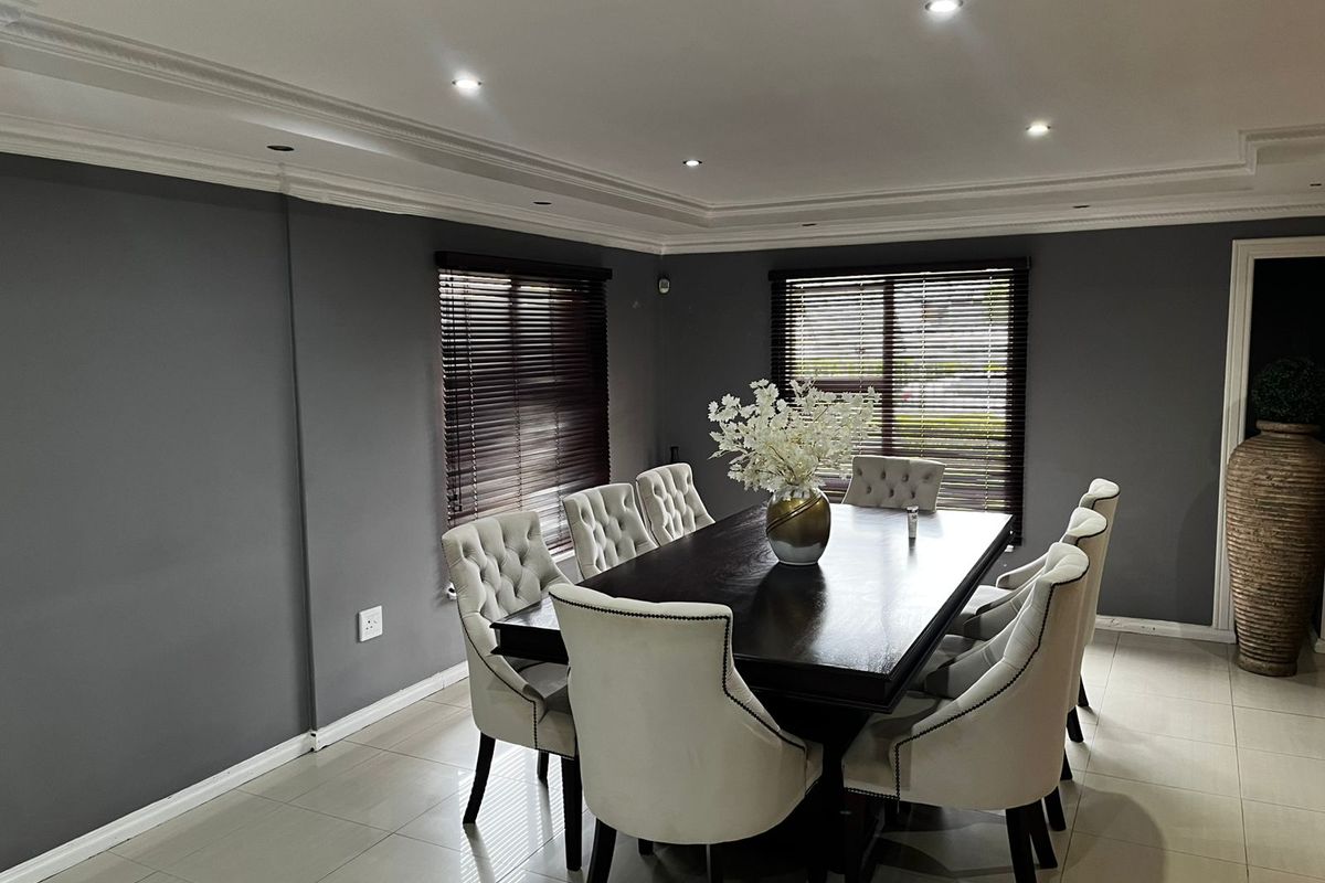 Stunning Family Home in Sought-After Mountain Rise - Photo 4