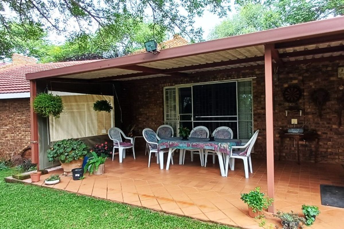 Spacious Family Home in Nylstroom / Modimolle. - Photo 2