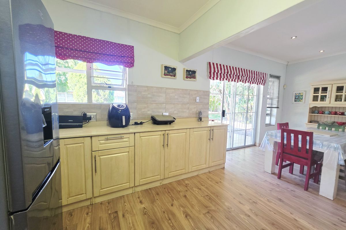 Elegant Family Living with Modern Luxury & Solar Efficiency - Photo 2