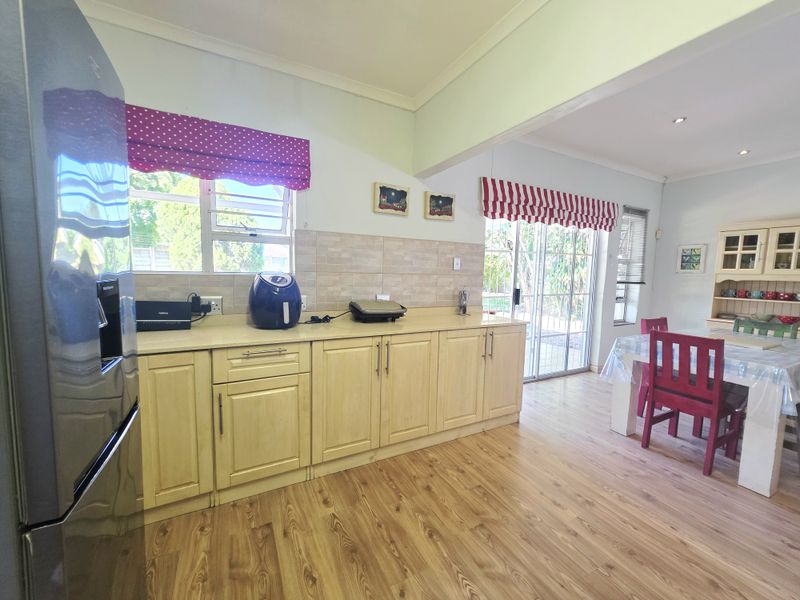 Elegant Family Living with Modern Luxury & Solar Efficiency - Photo 2