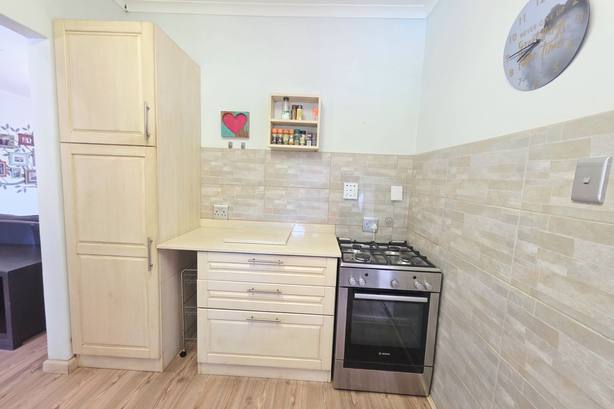 Elegant Family Living with Modern Luxury & Solar Efficiency - Photo 3