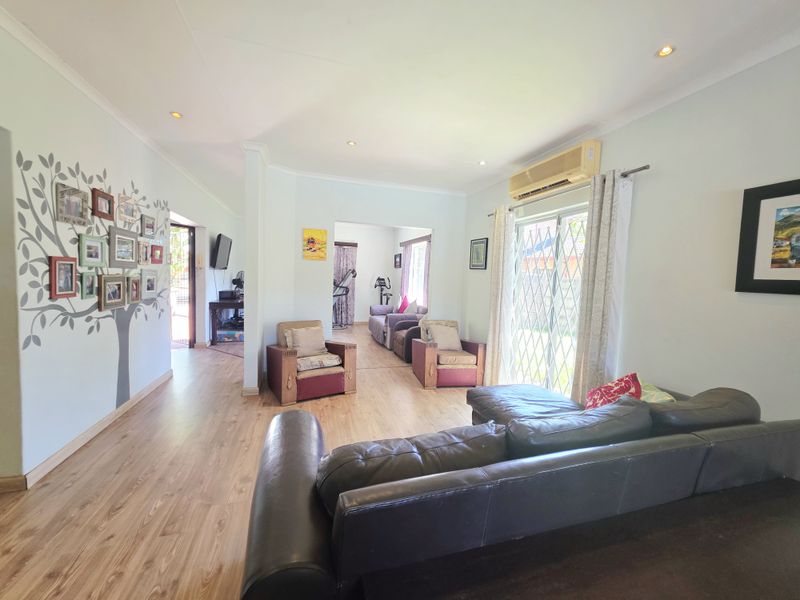 Elegant Family Living with Modern Luxury & Solar Efficiency - Photo 10