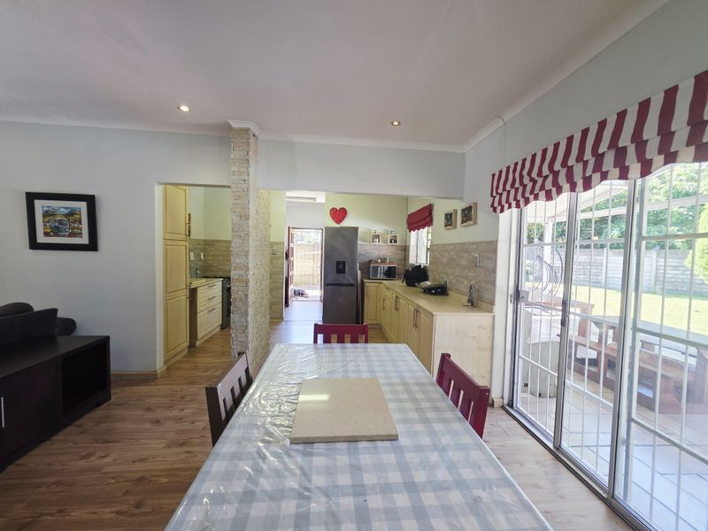 Elegant Family Living with Modern Luxury & Solar Efficiency - Photo 6