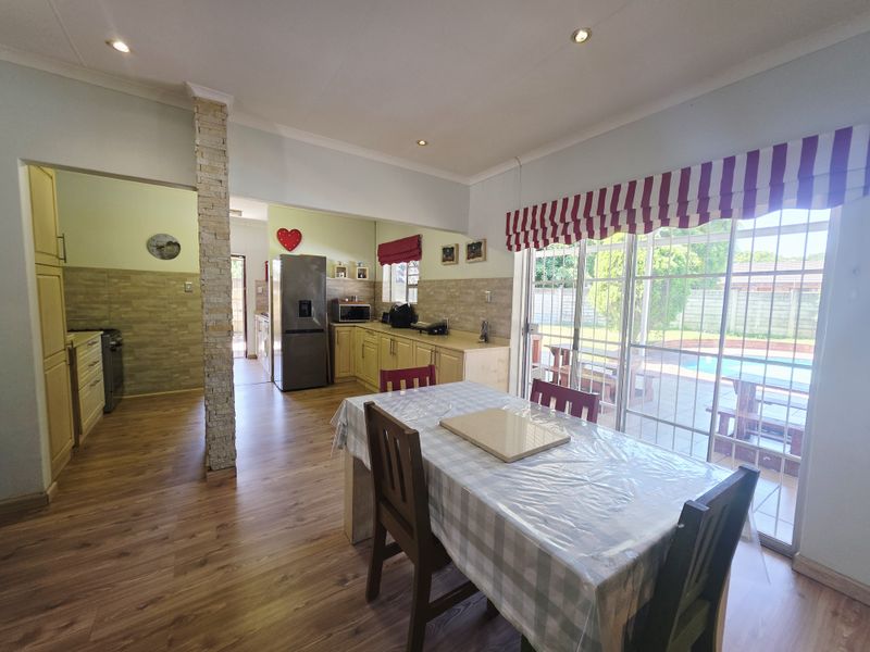 Elegant Family Living with Modern Luxury & Solar Efficiency - Photo 5