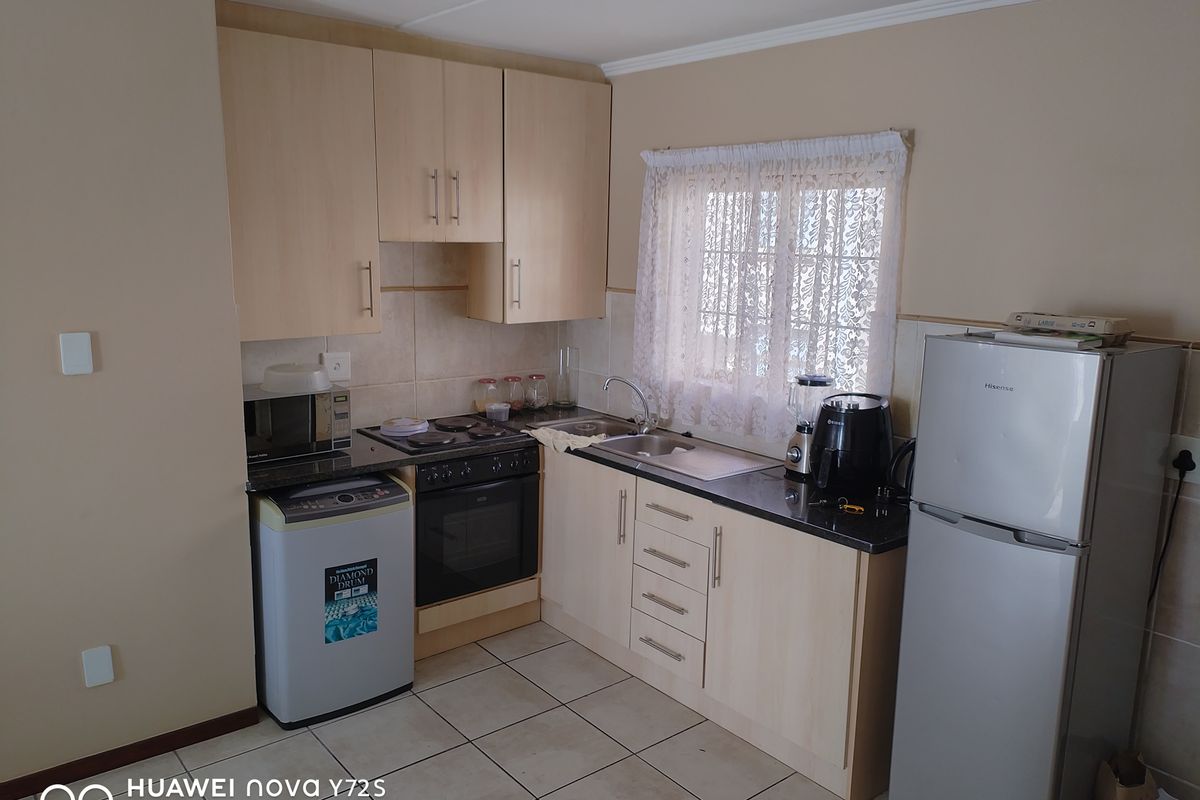 Exquisite 1 Bedroom Apartment with Expansive Open Plan Living Space - Photo 4