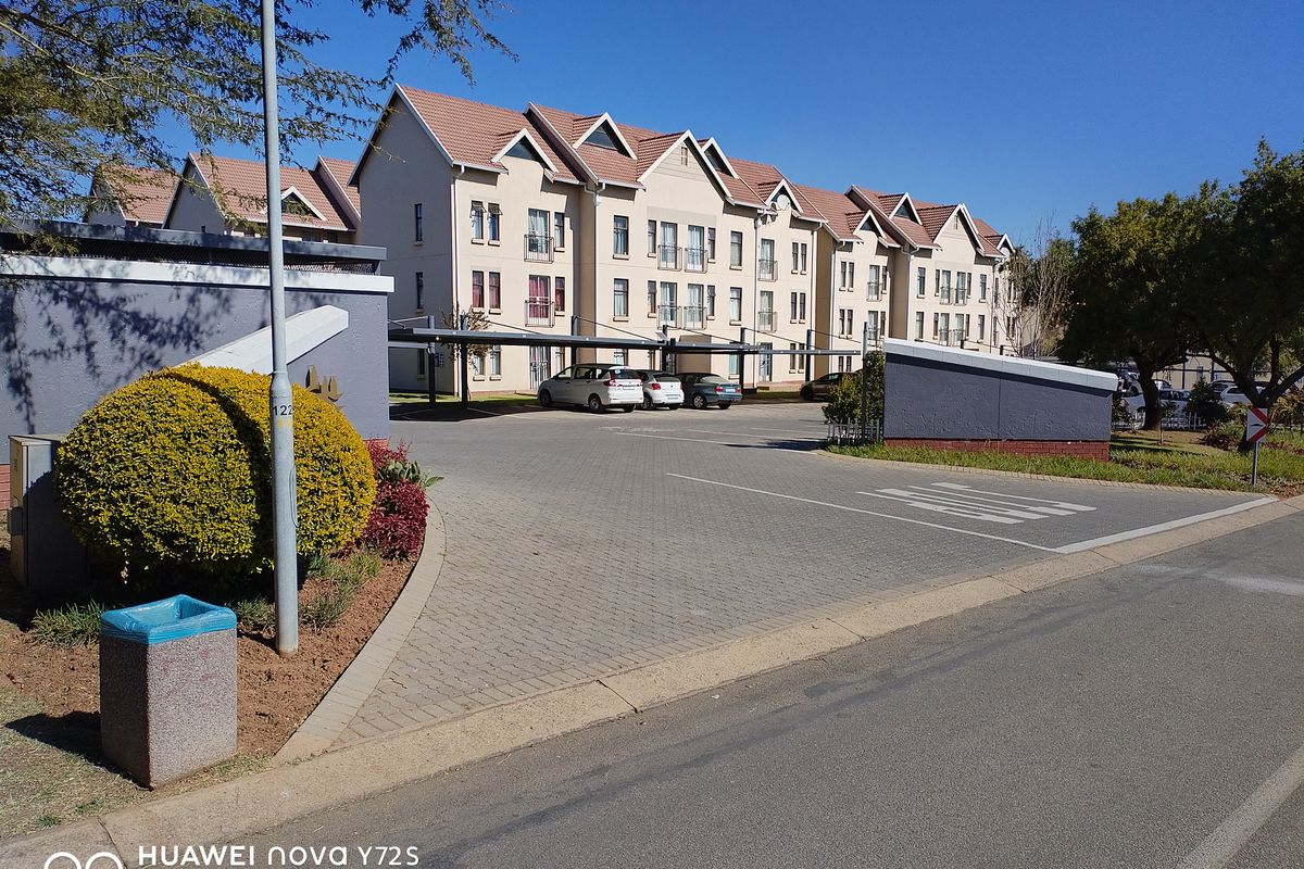 Exquisite 1 Bedroom Apartment with Expansive Open Plan Living Space - Photo 2