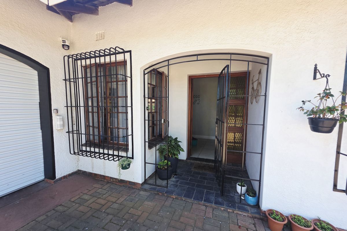 Luxury Family Residence in Prime Panorama Location - Photo 2