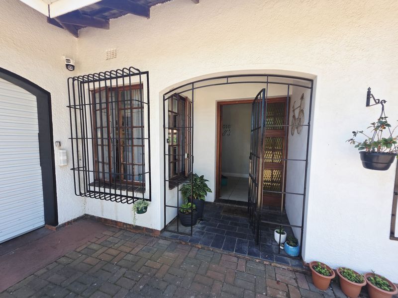 Luxury Family Residence in Prime Panorama Location - Photo 2