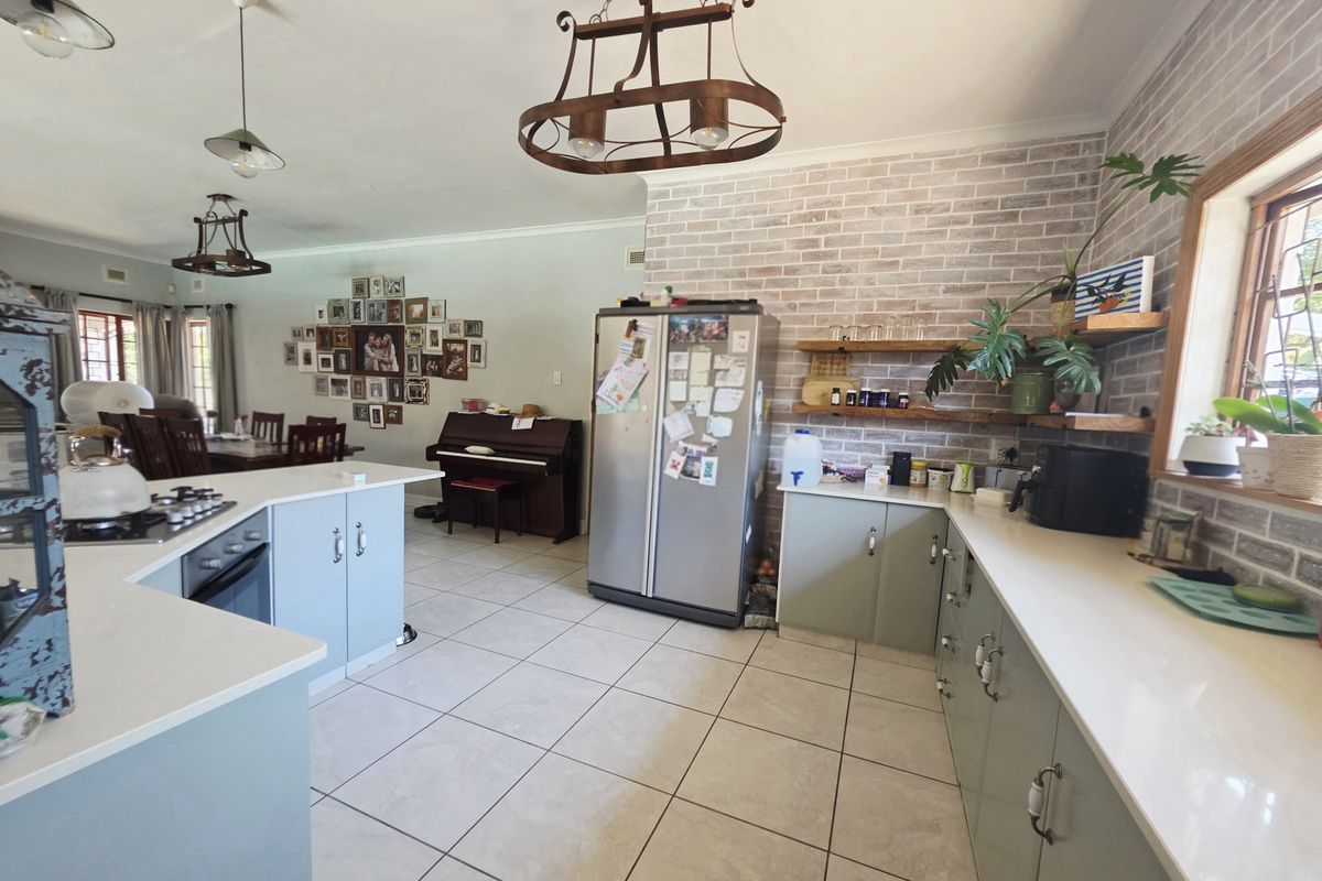 Luxury Family Residence in Prime Panorama Location - Photo 3